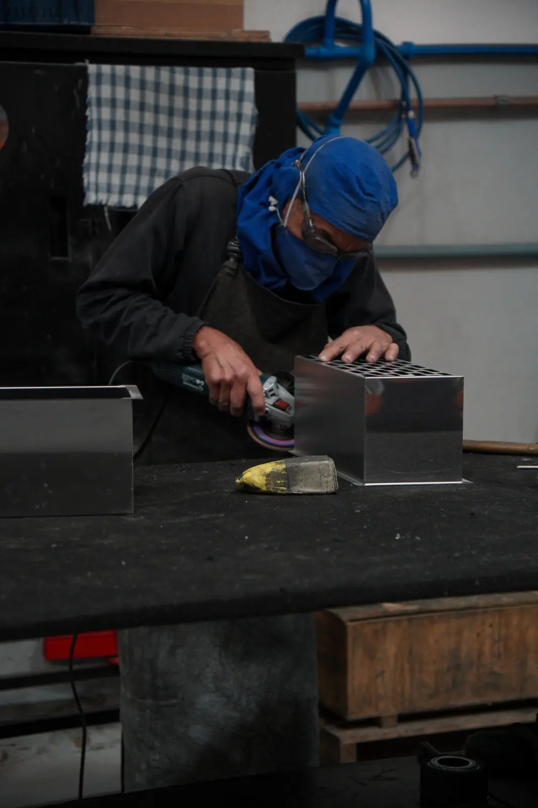 Profissional realizando acabamento em equipamento de aço inox na fábrica da Aço Nobre