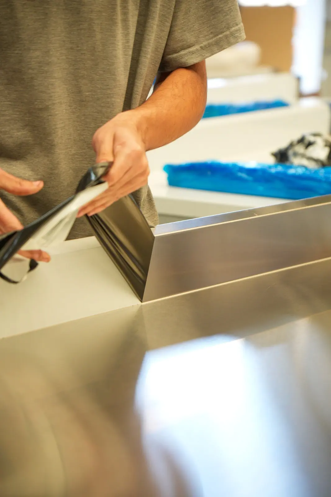 Profissional realizando acabamento em equipamento de aço inox