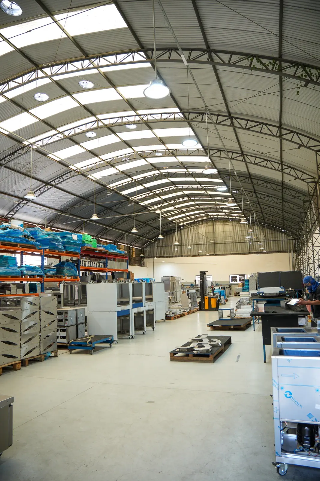 Visão ampla da fábrica e dos equipamentos produzidos pela Aço Nobre